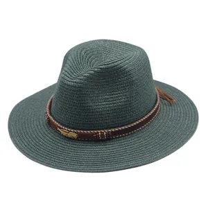 Close-up weergave van de geweven strooien fedora hoed met stijlvolle decoratieve band en veer.