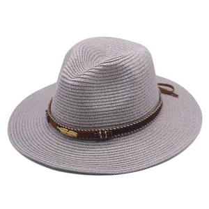 Grijze strooien fedora hoed met bruine band en veer, ideaal voor de zomerse zonbescherming.