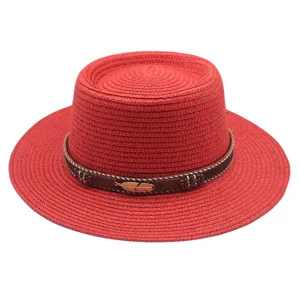 Roter Strohhut mit dekorativem braunem Band und Metallfeder-Anhaenger fuer Damen Sommer.