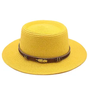 Gelber Strohhut Detail, Sommer Damen Sonnenhut, flacher Strand Fedora mit Feder Anhänger