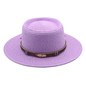 Damen Flachkopf-Strohhut in Lila mit Perlen-Feder-Band fuer Sommer Strand Urlaub Accessoire.