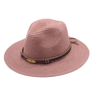 Gedetailleerde opname van de stoffige roze strooien fedora hoed met bruine gevlochten band en veer.