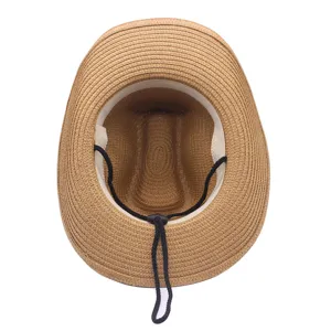 Vue détaillée de la structure interne et de la jugulaire réglable du chapeau de paille.