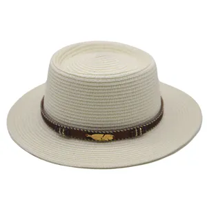 Detailaufnahme eines eleganten Damen Strohhutes mit dekorativem Lederband und Feder.