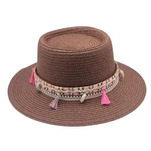Brauner Strohhut mit buntem Webband, Quasten und Muschelanhaengern fuer Strand und Urlaub.