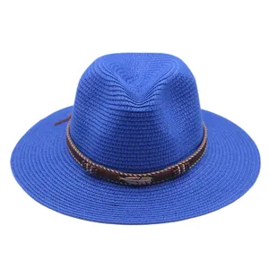 Blauwe strooien fedora hoed voor zomer strand buiten zonbescherming, stijlvolle band met veer.