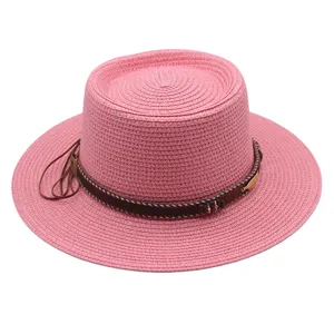 Detailansicht des rosa flachen Strohhutes für Damen mit stilvollem dekorativem Band.