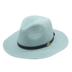 Minzgrüner Strohhut Fedora mit schwarzem Lederband und stylischem goldenen M-Buchstaben.