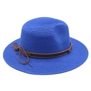 Detail van de blauwe strohoed met bruine lederen band en elegante strik aan de zijkant.