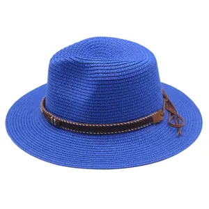 Gedetailleerd uitzicht op de blauwe geweven strooien fedora hoed met stijlvolle band.