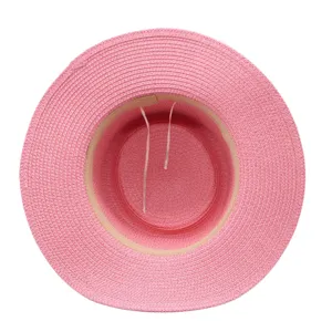 Detaillierte Oberansicht des rosa Strohhuts zur Anzeige des inneren Schweißbands.