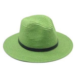 Grüner Strohhut Detailansicht, klassisches Fedora-Design mit schwarzem Band, Sonnenschutz.
