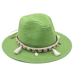 Grüner Strohhut mit Kauri-Muscheln, Quasten und Anhänger, sommerlicher Strandhut Detail.
