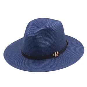 Klassischer dunkelblauer Strohhut Fedora mit schwarzem Lederband und goldener Akzentuierung.