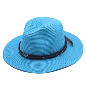Blauer Strohhut mit schwarzem Lederband und Stierschädel, Sommersonnenschutz Mode.