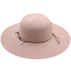 Sombrero de paja de ala ancha con cuentas y plumas, ideal para protección solar en la playa.