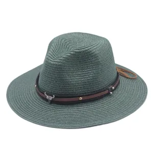 Dunkelgrüner Stroh-Fedora-Hut für Damen mit Lederseil und Metall-Stierschädel-Dekoration.