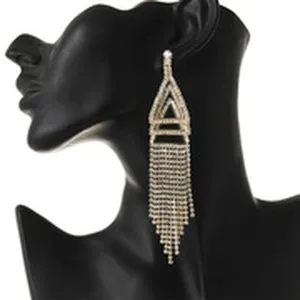 Lunghi orecchini geometrici con nappe di strass, elegante design metallico per feste.