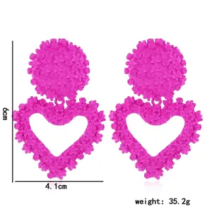 Orecchini pendenti cuore rilievo floreale rosa fucsia gioielli statement donna 6cm