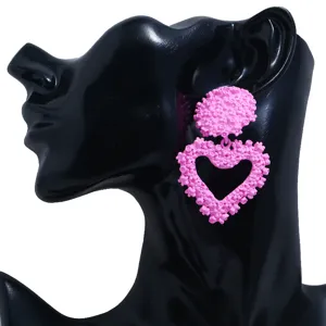 Splendidi orecchini rosa con fiori e cuore in rilievo, perfetti per look alla moda.