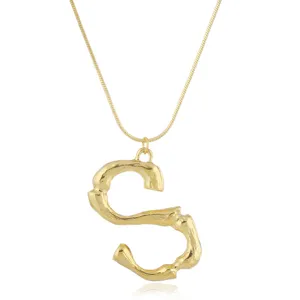 Punk-Stil goldener Buchstabe S Anhänger Halskette, asymmetrische Statement Kette für Damen.