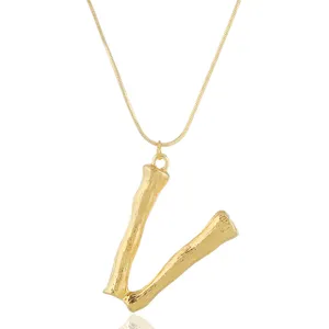Detailaufnahme des goldenen Buchstaben V Anhängers mit strukturierter Punk-Schlangenkette.