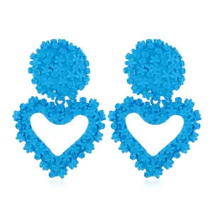 Orecchini pendenti a cuore con rilievo floreale blu gioielli geometrici alla moda.