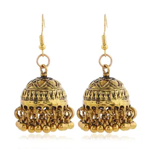 Vintage ethnika kremasta skoularikia jhumka, bohemian chrysa skoularikia me fountes.