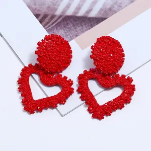 Orecchini a cuore rossi da donna, eleganti orecchini geometrici in metallo goffrato.