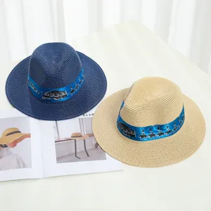 Detailansicht der breiten geflochtenen Damen-Strohhut mit stylischem Band für den Sommer.