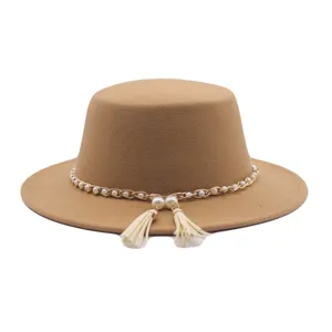 Detailansicht des eleganten kamelbraunen Flachhut-Filzhutes mit Perlenkette und Quasten.