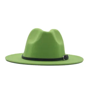 Grüner Filzhut Detail, eleganter breiter Rand und schwarzer Gürtel Dekoration für Damen.