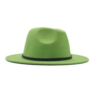 Grüner Fedora-Hut Detailaufnahme mit feiner Wolltextur und elegantem schwarzem Ledergürtel.