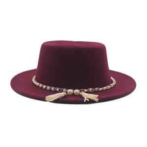 Weinroter Wollfilz Flachkopf Fedora Hut Detail mit eleganter Perlenkette und Quaste.