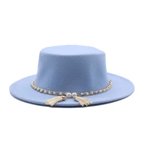 Detailaufnahme eines hellblauen Flach-Filzhutes mit Perlenkette und Doppeltassel-Dekor.