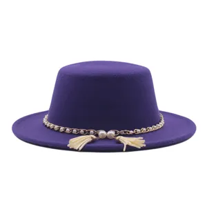 Nahaufnahme des eleganten violetten Wollfilz-Flachdachhutes mit Perlen- und Goldketten-Dekor.