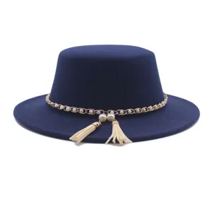 Klassischer dunkelblauer Wollfilzhut mit eleganter Perlenkette und Quasten Detail für Damen.