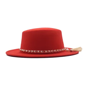 Stilvoller roter Wollfilz-Flachhut mit eleganter Perlenkette und Quasten-Dekoration.