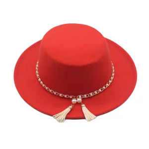 Roter Wollfilz Fedora Hut mit Perlenkette und eleganten Quasten für stilvolle Damen.