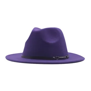 Λεπτομέρεια καπέλου fedora από μωβ μαλλί, vintage βρετανικό στυλ με μαύρη ζώνη και αγκράφα.