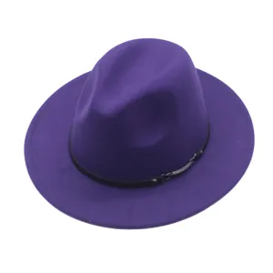 Λεπτομέρεια μωβ καπέλου fedora, βρετανικό στιλ από μάλλινη τσόχα με κομψή διακόσμηση μαύρης ζώνης.