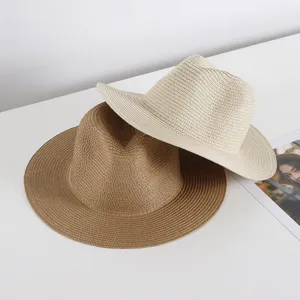 Detailansicht von sommerlichen Strohhüten, leichter Sonnenschutz-Strandhut für Damen.
