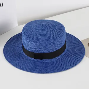 Damen Flacher Top Strohhut Sommer Breiter Rand Sonnenschutz Strandhut mit schwarzem Band.
