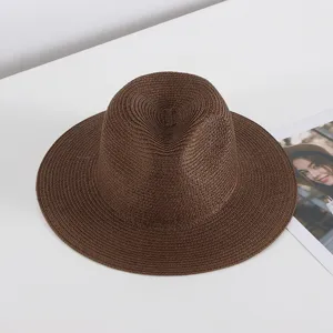Detailansicht eines dunkelbraunen geflochtenen Strohhutes im Jazz-Stil für den Sonnenschutz.
