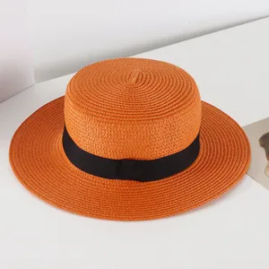Oranger Strohhut mit schwarzem Band, flache Oberseite, breite Krempe Sommersonnenhut.