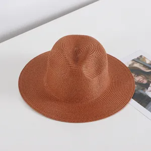 Nahaufnahme Detailansicht des braunen gewebten Strohhutes, Sommer Sonnenschutz Strand Accessoire.