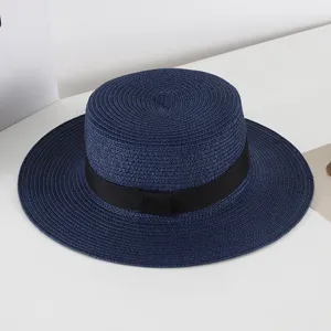 Klassischer dunkelblauer Strohhut mit flacher Krone, schwarzer Schleife und breiter Krempe.
