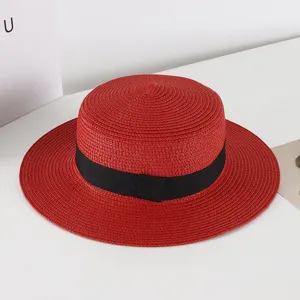 Roter Strohhut Detailansicht, flaches Design mit schwarzem Band, Sommersonnenschutz.