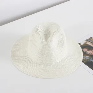 Detailansicht des gewebten einfarbigen Damen-Strohhuts, ideal für den Sonnenschutz im Sommer.