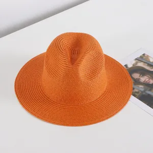 Detailansicht des leuchtend orangen Strohhutes, stilvoller Sommersonnenschutz Strand Fedora.
